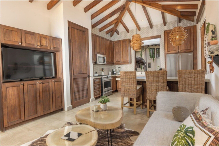 Living area 4, Bright, Modern Home with Beach Club Access and Walking Distance to the Beach, Santa Cruz