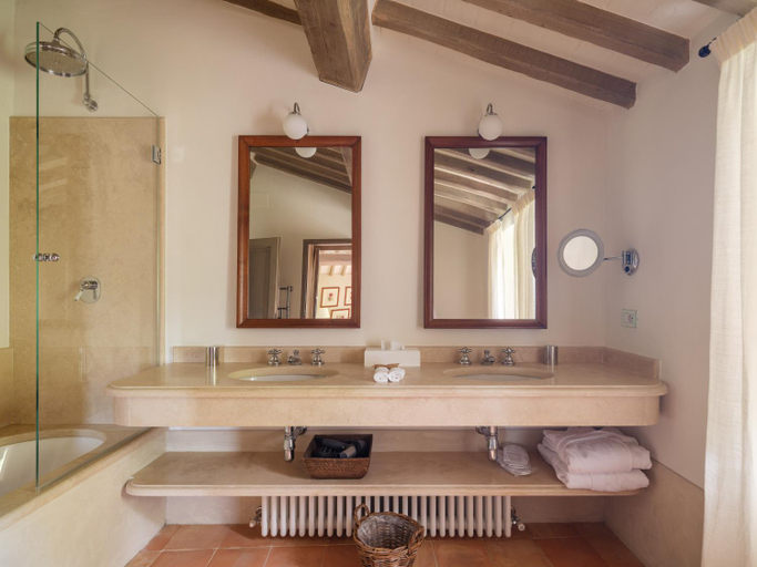 Bathroom, Castello di Fighine, Siena
