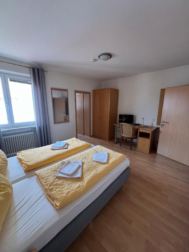 Bedroom 2, Gasthaus & Metzgerei Besenhardt, Schwandorf
