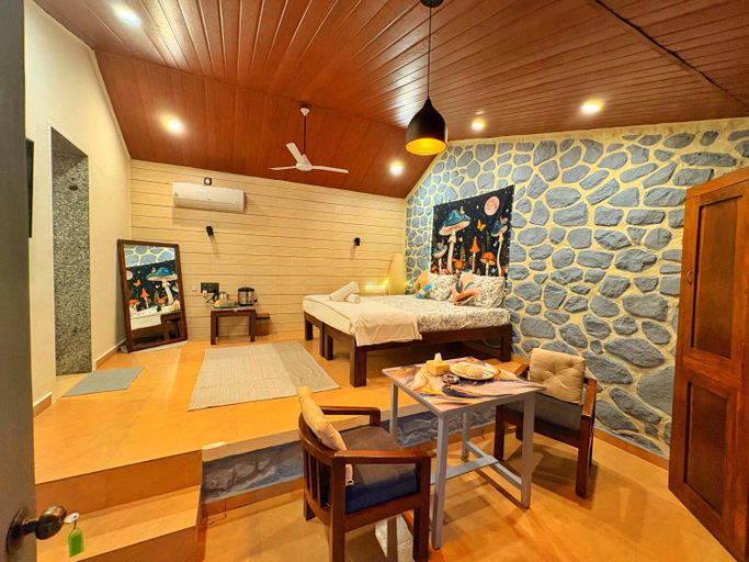 Food & Drinks, Captans Stay, Pune