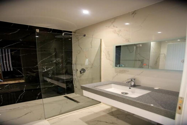 Bathroom, Royal G Max, Kavajës