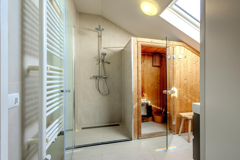 Bathroom 3, Villa Koperwiek, Bergen