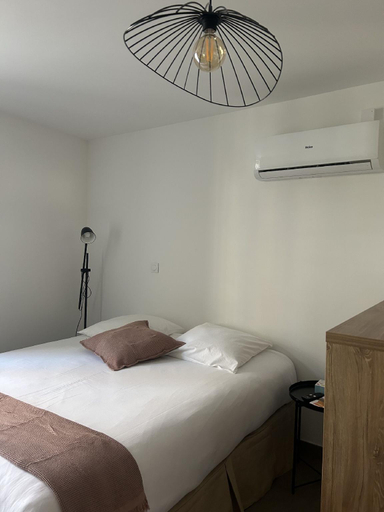 Bedroom 3, Sous les platanes, Bouches-du-Rhône