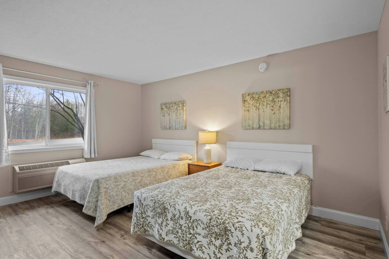 Room 3, Torch Lake Sunrise Views and Golf 741, Antrim
