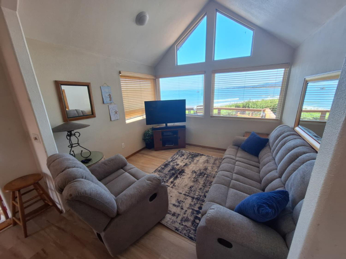 Others 4, Oceanfront Cabin 3 w Jacuzzi Pet Friendly, Del Norte