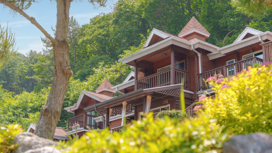 Exterior & Views