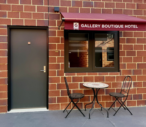 Outdoor dining, Gallery Boutique Hotel, Cockburn