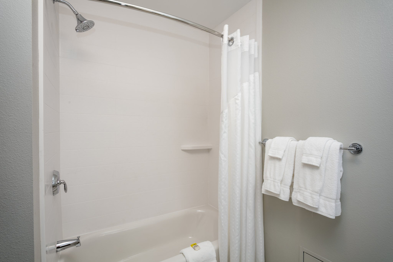 Holiday Inn Express & Suites BEND SOUTH - Tap to explore photos