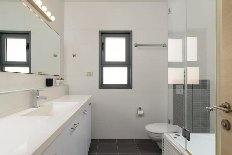 Others 2, Jacuzzi Penthouse with Sea View in Natanya