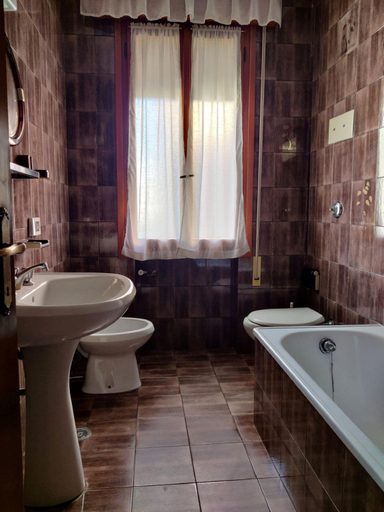 Bathroom, Comfortable family apartment close to the beach by Beahost Rental, Venezia