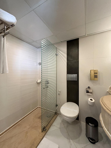 Bathroom 5, Borg El Arab Beach Hotel, Burj al-'Arab