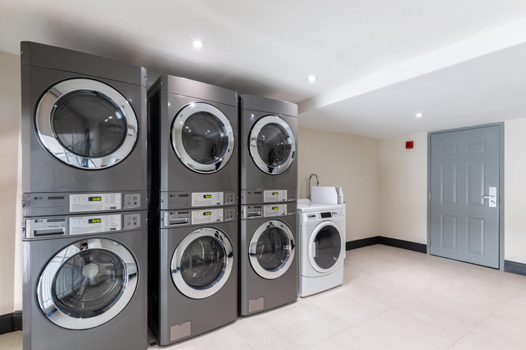 Bathroom, Holiday Inn Hotel & Suites London By IHG, Middlesex