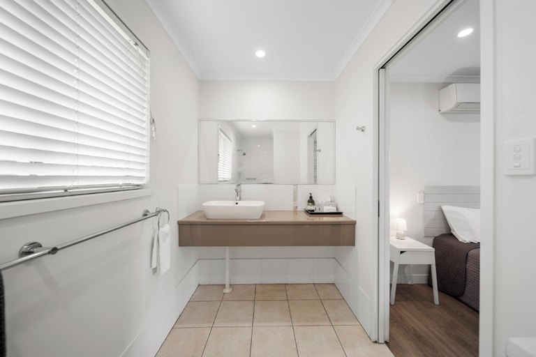 Bathroom 3, Verandah Motel, Cooloola - Gympie only