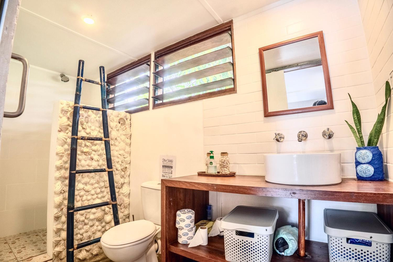 Bathroom 3, Whispering Palms - Absolute Beachfront Villas, Malorua