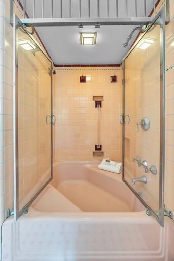 Bathroom 5, Rockwood Inn, Cape Girardeau