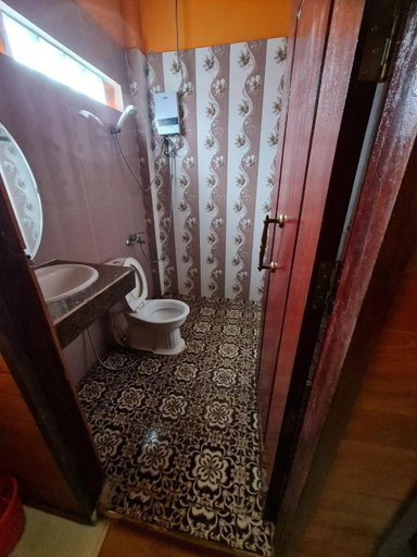 Bathroom, Phanyro guest house 9, Saen Monourom