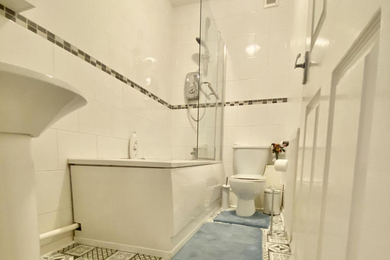 Bathroom, House for Families or Groups near Cardiff City Centre, Cardiff