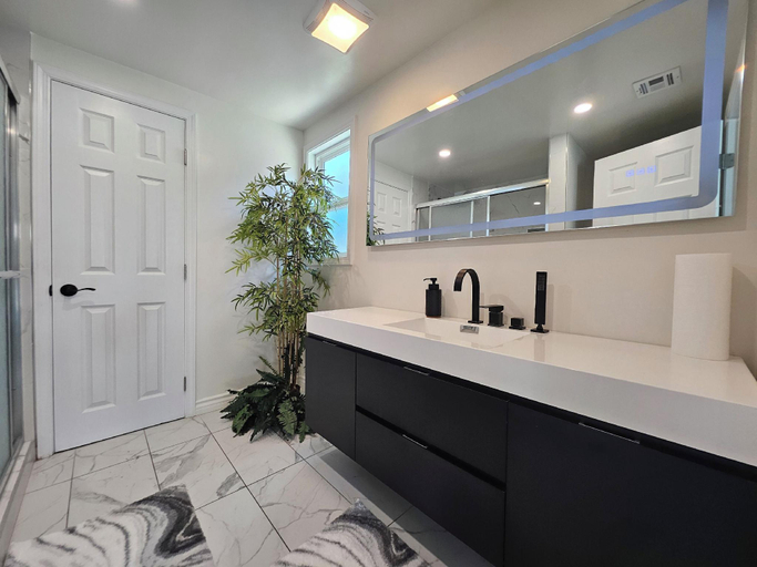 Bathroom 2, Seasun Hostel, Los Angeles