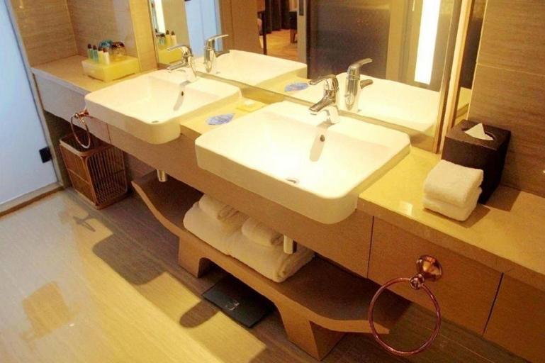 Bathroom 3, Sky World Hotel Qingdao, Qingdao