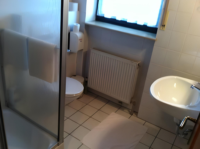 Bathroom, Hotel Bacchusstube garni, Aschaffenburg