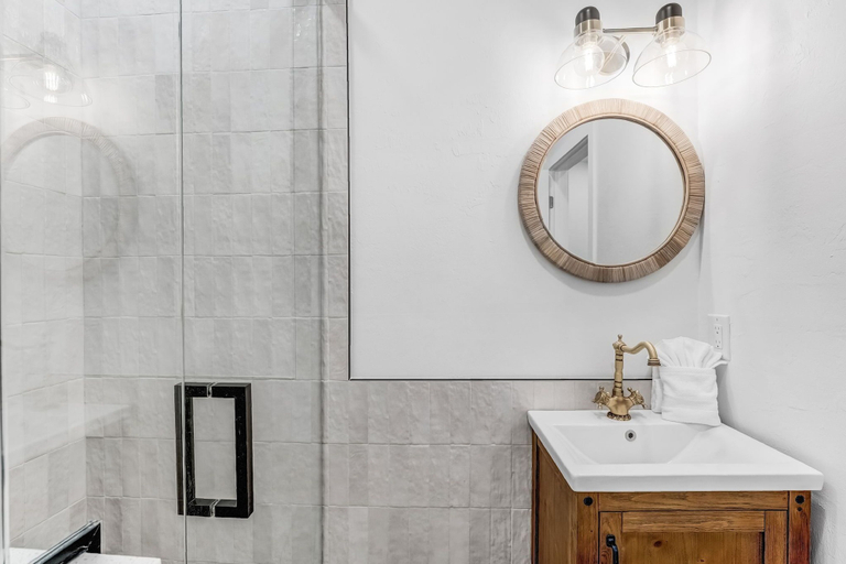 Bathroom 4, The Anchor Inn, Lee