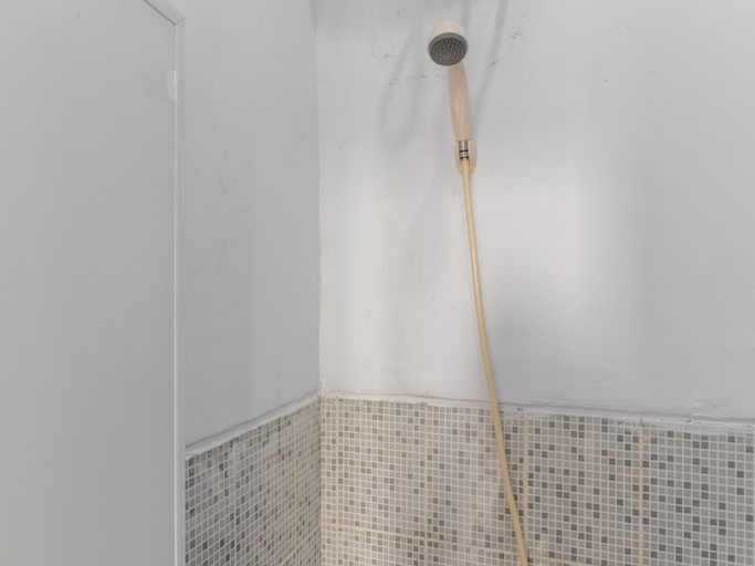 Bathroom 4, RedDoorz Plus near Taman Rasuna Menteng, Jakarta Selatan