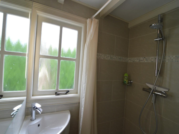 Bathroom, Holiday Home in Nieuwvliet near Beach, Sluis