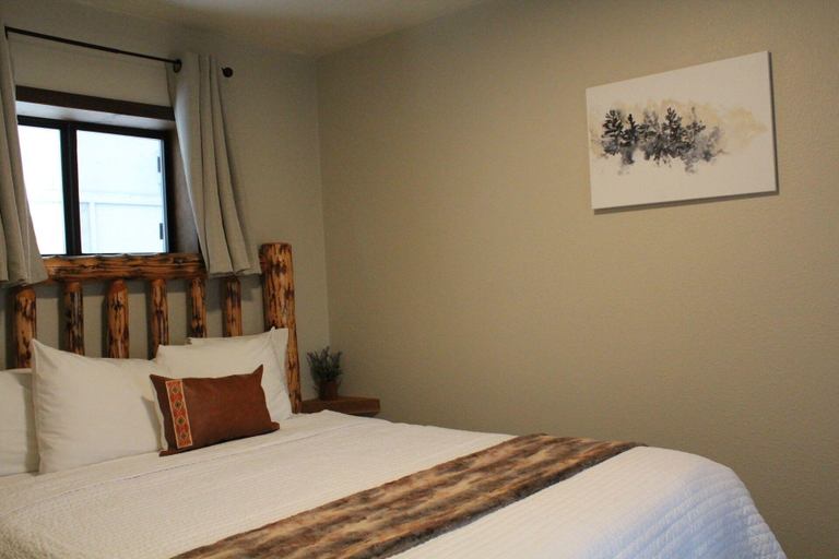 Bedroom 3, The Evergreen, Gallatin