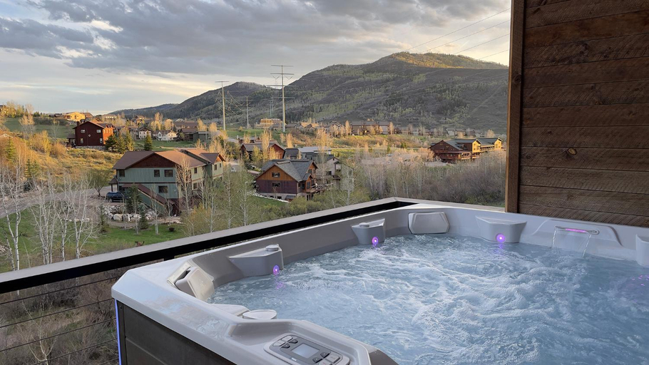 Sport & Beauty 2, Hilltop Chateau, Routt