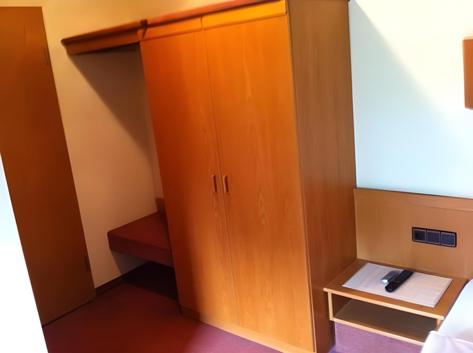 Bedroom, Hotel Bacchusstube garni, Aschaffenburg
