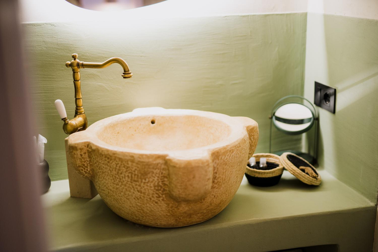 Bathroom 4, Trulli Ad Maiora, Taranto