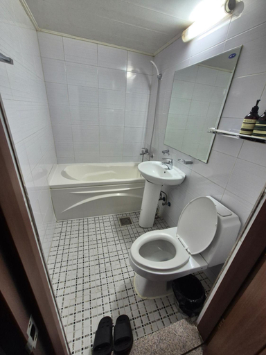 Bathroom 3, Joyful Stay, Jung