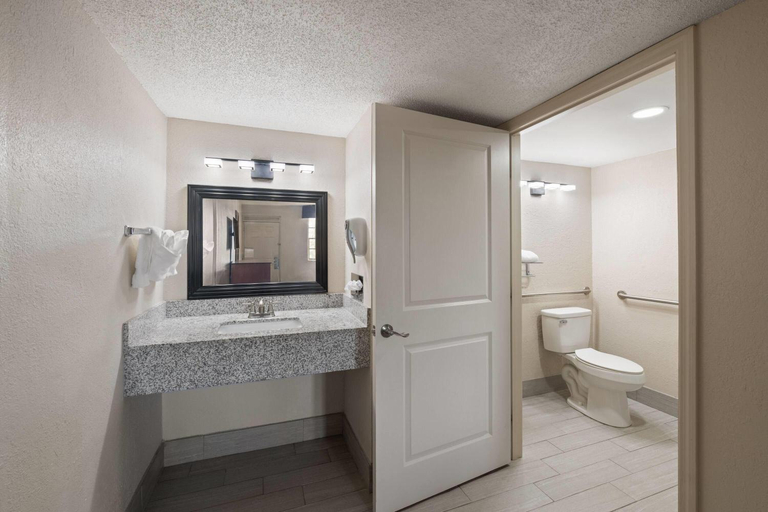 Bathroom 4, Super 8 By Wyndham Lake City, Columbia
