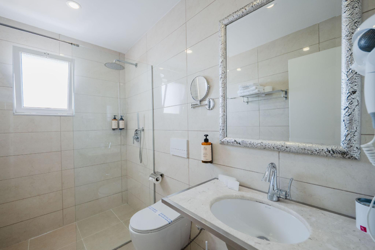 Bathroom 5, Hotel Sejko, Sarandës