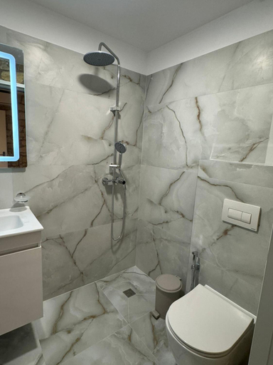 Bathroom, The White Troy, Sarandës