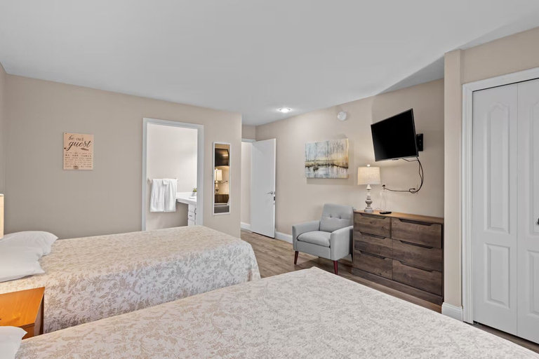 Room 1, Torch Lake Sunrise Views and Golf 741, Antrim