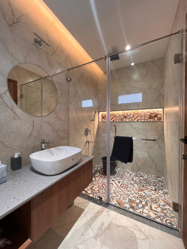 Bathroom 2, Golden Creeper, Luxe villa, Dindigul