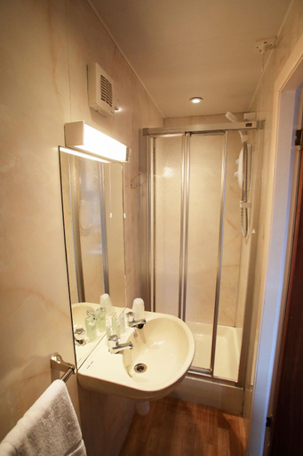 Bathroom 4, The Royal Hotel Stromness, Orkney Islands