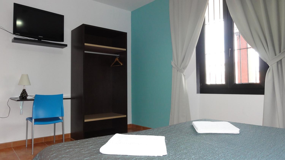 Bedroom 2, Aparthotel Can Gallart, Girona