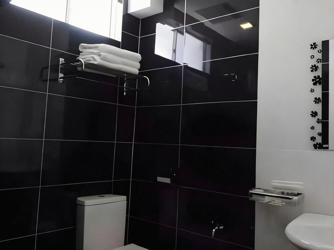 Bathroom 5, Cathay Hotel, Kota Kinabalu