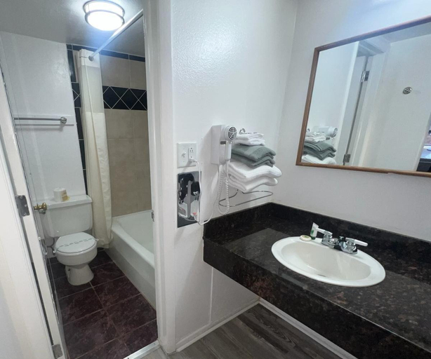 Bathroom, Nights Inn, Sevier