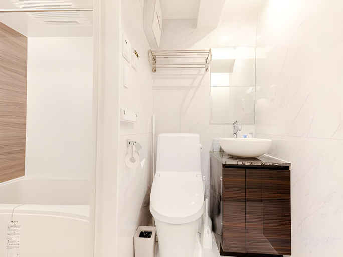 Bathroom, Shinjuku iotele-hatsudai House, Shibuya