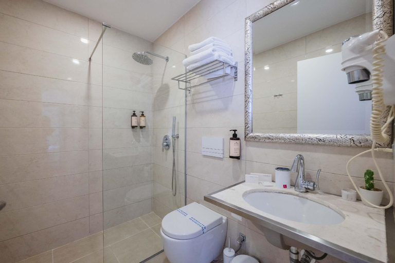 Bathroom 5, Hotel Sejko, Sarandës