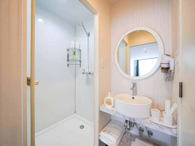 Bathroom 4, Datong Garden Hotel, Osaka