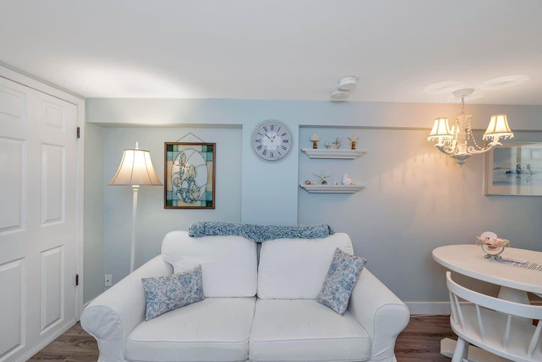 Others 5, Quaint 1 bedroom lower suite in Victoria, BC, Capital