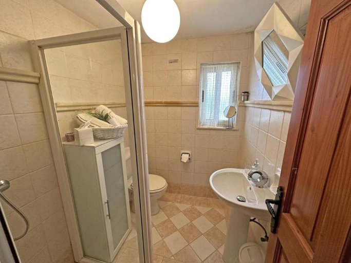 Bathroom 2, Villa Ambrose Village