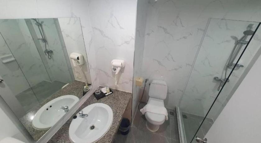 Bathroom 5, Bunjongburi Hotel, Muang Surat Thani