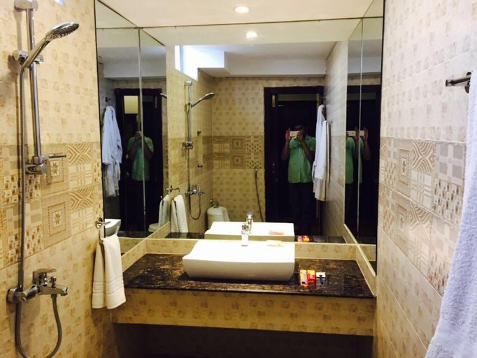 Bathroom 2, Shalimar Hotel, Multan