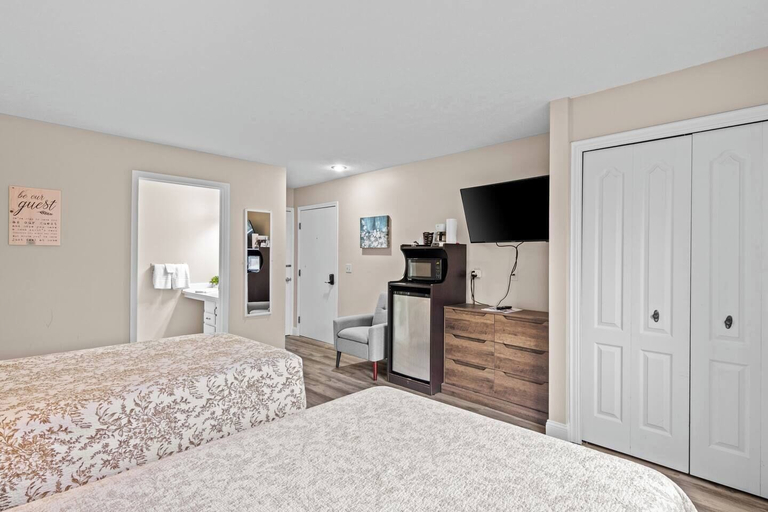 Room 5, Torch Lake Sunrise Views and Golf 741, Antrim