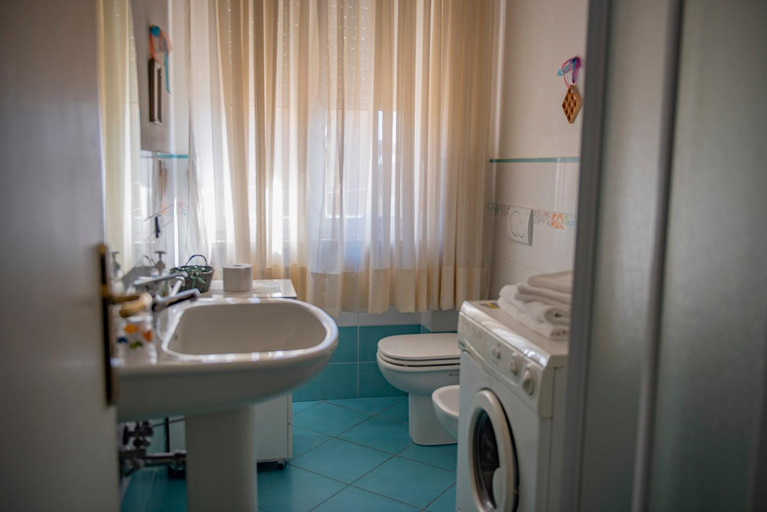 Bathroom 2, Cav Costa degli Etruschi, Livorno